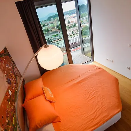 Slovenia Crib * Любляна