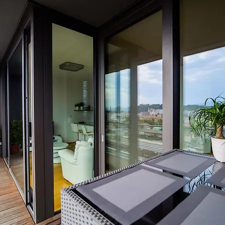 Slovenia Crib